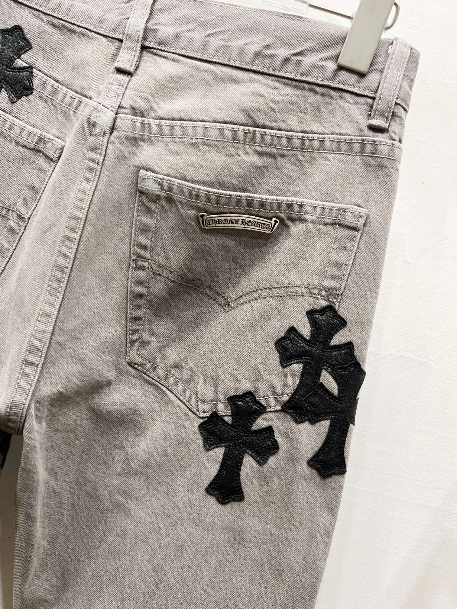P220 Style No.: (c014) Chrome Hearts CH Chrome Hearts Heavy Industry Damaged High Street Jeans Exude uninhibited personality and unique charm. Every wear and tear is carefully designed to present a unique artistic feel. Made of imported denim fabric, which has undergone heavy industrial washing and destruction treatment, the trousers show a super cool effect on the upper body, allowing you to dominate the fashion stage.  This is more than just a pair of jeans, it is an expression of attitude. With its unique design concept and ultimate pursuit of details, Croxin breaks traditional boundaries and defines the jeans trend in the new era. The trousers are made of double-layer woven fabric and matched with customized hardware, showing an incomparably beautiful and unique style, making every wearer the focus of fashion. Imported denim fabric, super heavy-duty washed and damaged, the upper body is super cool! Customized hardware. Unbeatable and beautiful style. The production process is difficult. Full of high street feel. Color: Gray Size: S M L XL XXL